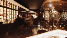 Macq01酒店的Evolve Bar中展出的化石。