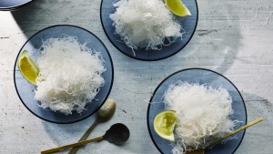 faloodeh-玫瑰和柠檬格兰尼塔（Lime Granita）饰有米粉。