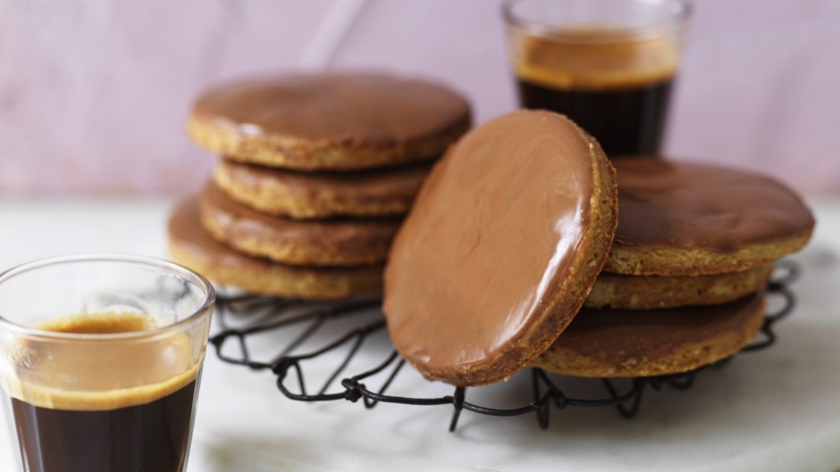 Choc浸渍消化饼干。