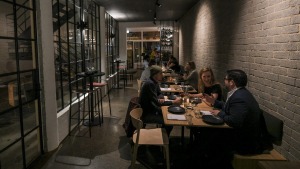 一家极具本地特色的酒吧潜入南墨尔本。