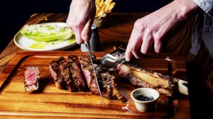 Collinson＆Co Grats-Fed Tomahawk牛排配薯条。