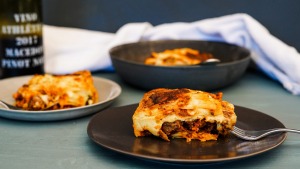 烤宽面条与慢煮熟的香肠ragu。