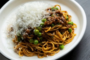 首选：带有薄鸡蛋面条的磨牛就像一个越野斑spag bol。
