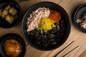 亲力亲为:在Masizzim自己做饭团(如图:蟹肉和鱼子的组合)。