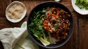 风味爆炸：鞭炮鸡用蒸绿色和米饭。