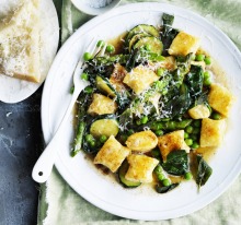 与春天蔬菜和被烧的黄油的乳清干酪gnocchi。