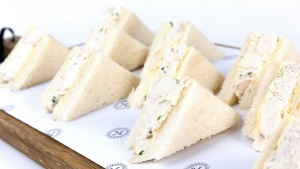 白面包，没有外皮和馅料必须是“松散的”。