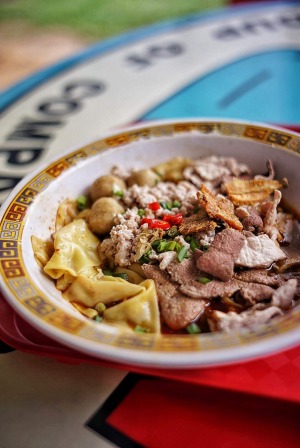 Tai Hwa Pork Noodle是一个最喜欢的小贩聚会，拥有主人父亲的原创食谱。