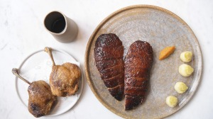 蜂蜜烤鸭配黄油萝卜和鸭汁。