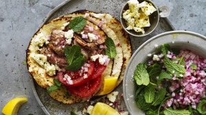 Souvlaki-Meets-Taco：羊肉和胎儿用薄荷辣调味汁包装。