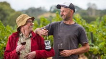 Pennyweight Winemaker Stephen Morris与他的儿子在他们的葡萄园在Beechworth。