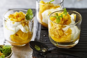 芒果Lassi Parsfait用蜂蜜和cardamom marita。