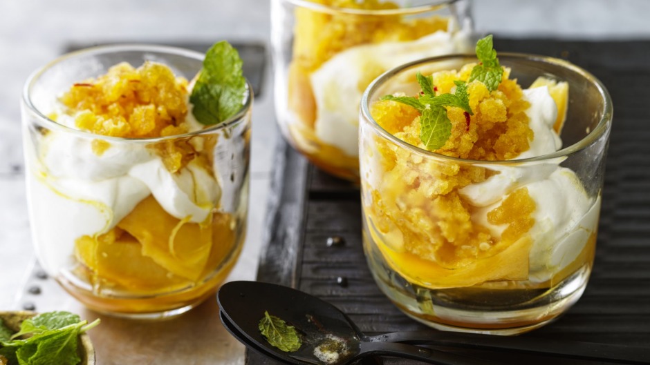 芒果Lassi Parsfait用蜂蜜和cardamom marita。