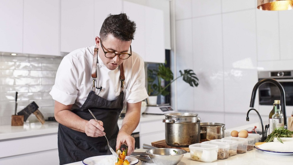 Chef Charlie Carrington发布了展示如何实时烹饪每个食谱的视频。