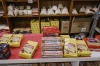在奥林匹克大陆熟食店和肉店可以买到各种各样的农产品。