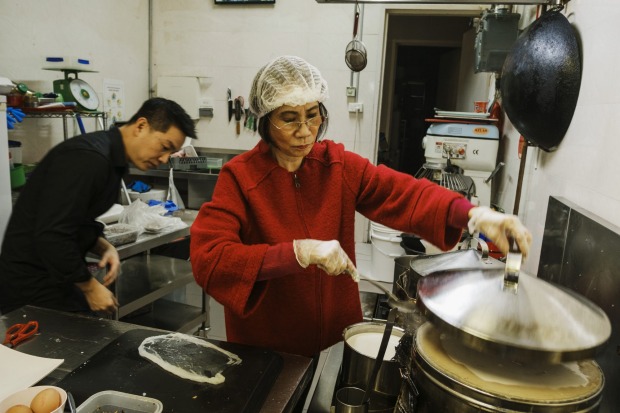 在Banh Cuon越南店，Anthony Dinh和他的妈妈Kim Thanh在准备菜。