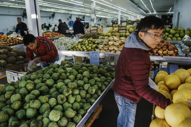 顾客们在班克斯敦的一些商店里挑选新鲜的水果和蔬菜。