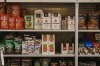 在谷景大陆香料和食品杂货店货架上的各种配料。