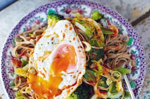 杰米·奥利弗（Jamie Oliver）的宿醉面条有松脆的蔬菜，鸡蛋面条和流鼻涕。