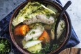 这种简单的持续锅 -  au-feu证明冬季食物不必始终沉重。
