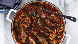 Adam Liaw的简化鸡肉和香肠Cassoulet。