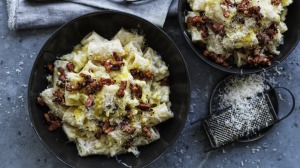 花椰菜奶酪在这种奶油面食中遇到Carbonara。