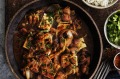 用米饭或面条服务这个味噌和清酒炖鸡和豆腐。