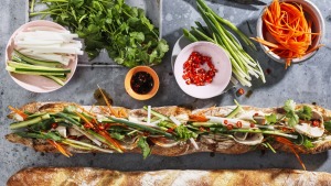 超大的三明治：两米的banh mi。