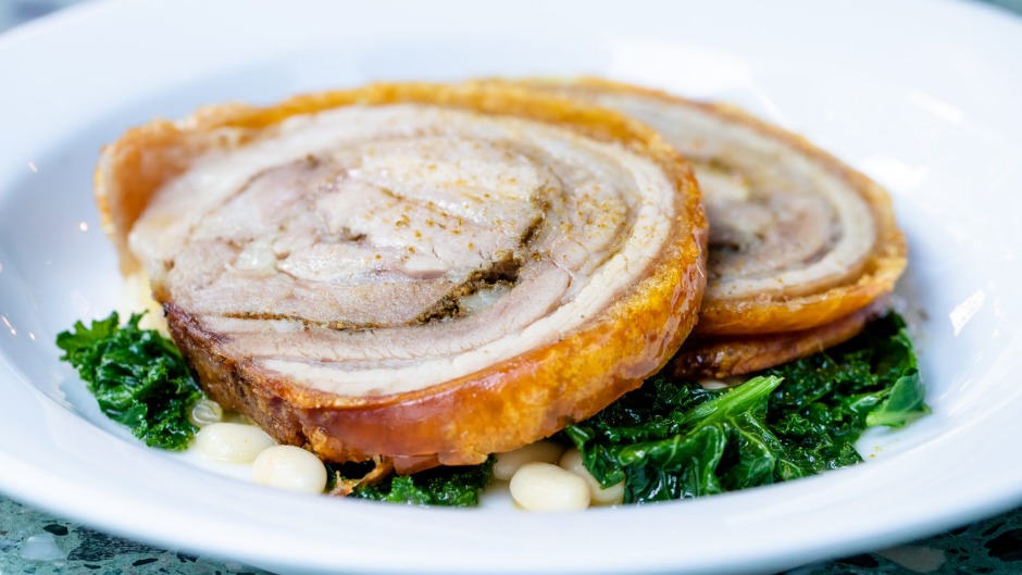 脱轨菜：带羽衣甘蓝和白豆的Porchetta。