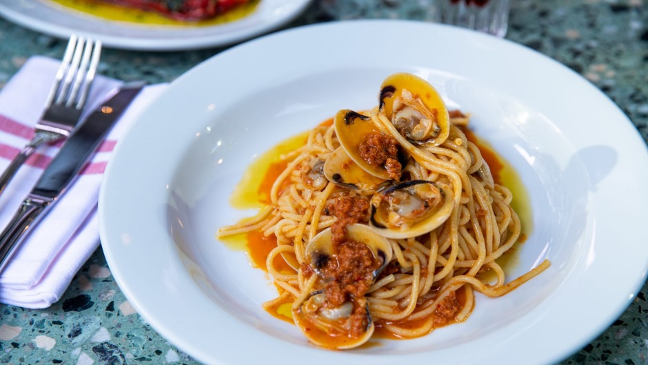 意大利面与'nduja，蛤蜊和白葡萄酒在巴斯德多。