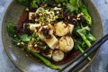 简单的蒸扇贝和豆腐，辛辣敷料。