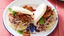 Bao Buns和预先煮熟的鸭子现在在超市广泛使用。