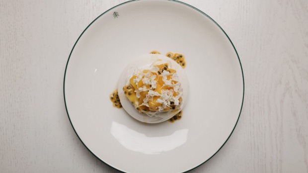 芒果和passionfruit pavlova。