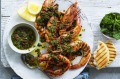 烤虾用chermoula。