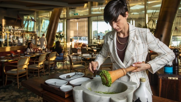 A'Mare Manager Alice Perini为Trofie Al Pesto菜做准备Pesto Tableside。