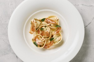 猪肉tortellini配耶路撒冷洋蓟果泥和熏制培根。