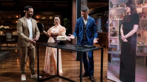 尼格拉·劳森(Nigella Lawson)在《厨艺大师》(MasterChef Australia)节目中与评委安迪(Andy)、梅丽莎(Melissa)和乔克(Jock)一起微笑。