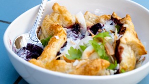 香甜可口:混合莓果馅饼。
