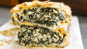 没有湿润的底部：带泡芙糕点和haloumi的Spanakopita。