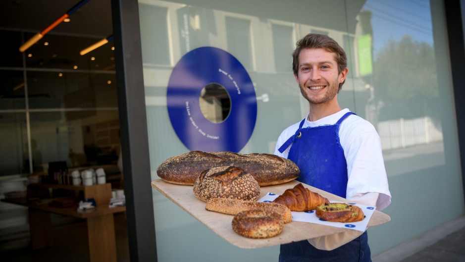 Prahran Shopfront具有嬉戏的窥视孔。