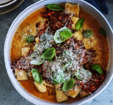 马克·拉布鲁伊（Mark Labrooy）的博洛尼斯（Bognese），带有泛炸gnocchi。