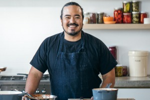 188bet金博宝好的食物厨房主持人亚当·利亚（Adam Liaw）。