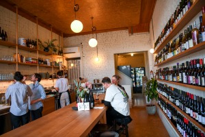 Corker体验：一个甜蜜的店面已转变为热情的葡萄酒吧和瓶装店。