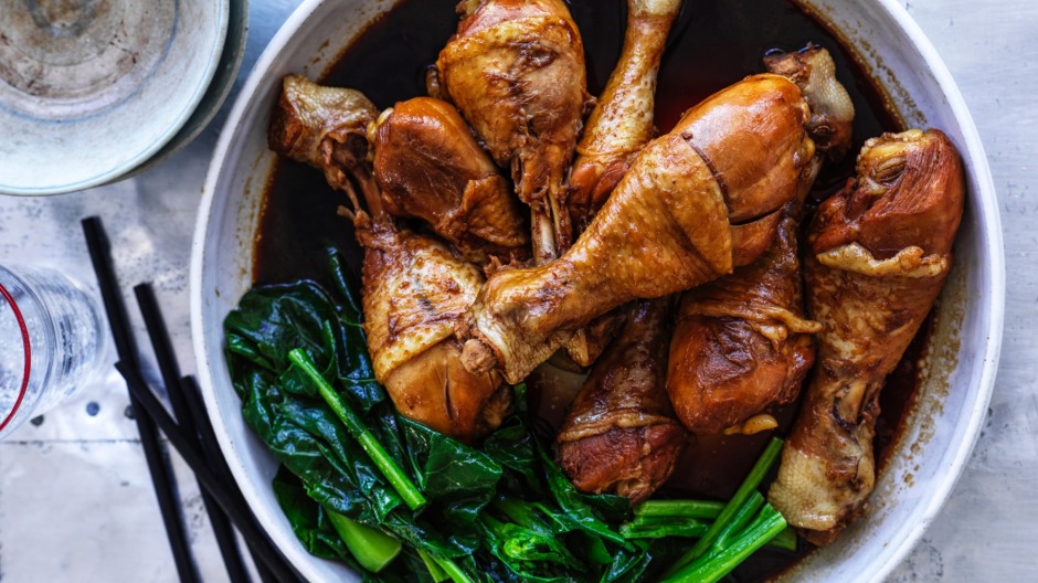 与中国西兰花的大豆poached鸡肉烤饼。