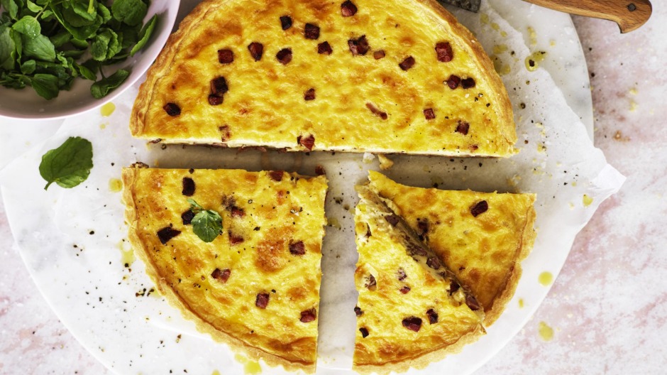 乳蛋饼洛林（Quiche Lorraine）上面撒上酥脆的培根，以增加额外的馅饼。