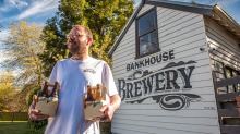 维多利亚州迪恩的Bankhouse Brewery的Damien Norman说，他的啤酒酿造是“失控的爱好”。