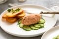 鳟鱼rillettes的Quenelle，带有黄瓜和Crostini。