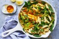 富含鲜味的Bottarga和凤尾鱼为绿色辣椒和西葫芦花的新鲜度提供了整洁的箔。