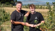 比尔（左）和维多利亚州南吉普斯兰（South Gippsland）Gurneys Cider的Tom Gurnett。