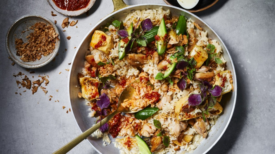 一锅NASI GORENG配上脆皮葱，Sambal Oelek和煮鸡蛋。